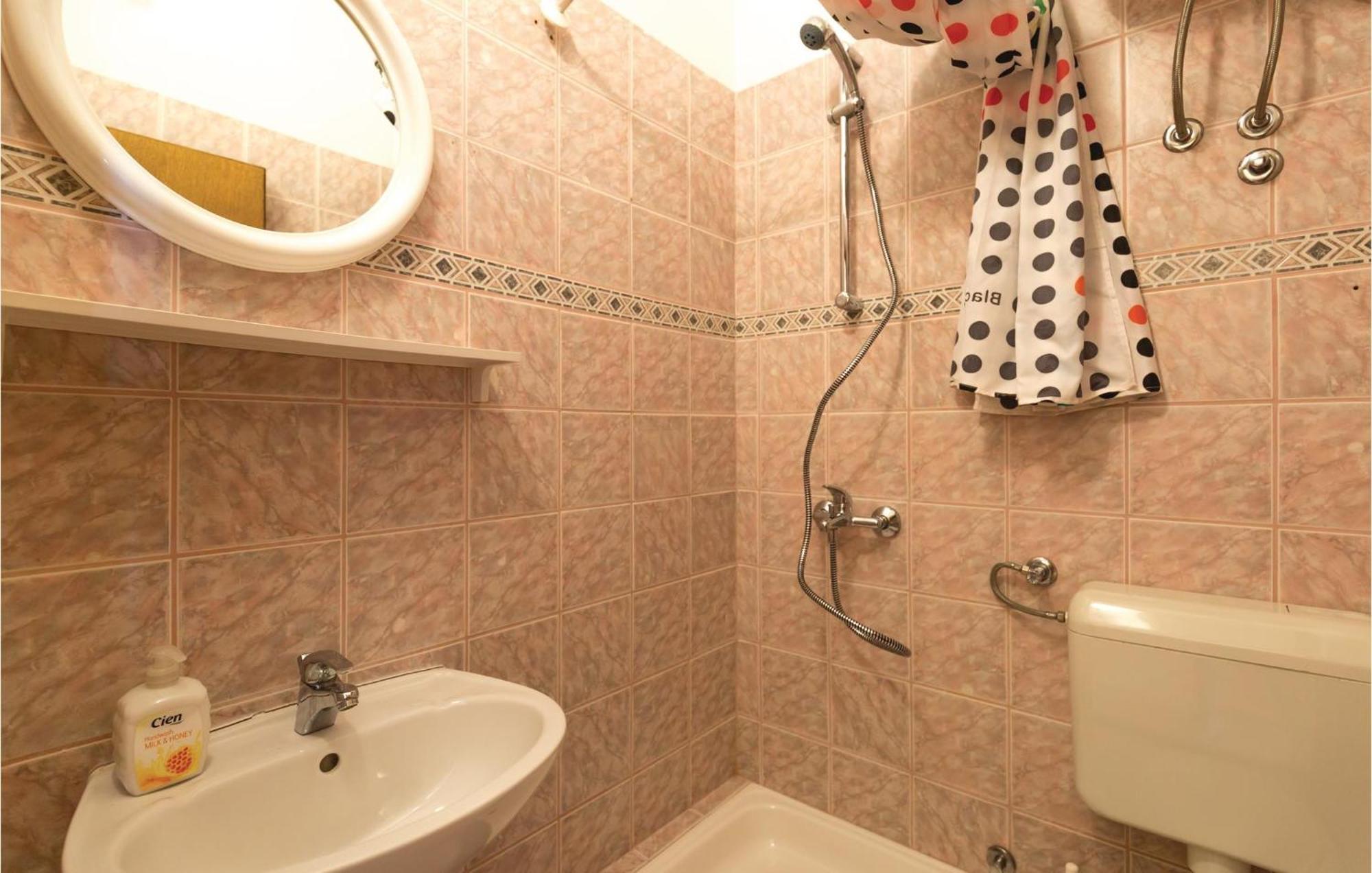 2 Bedroom Stunning Apartment In Makarska