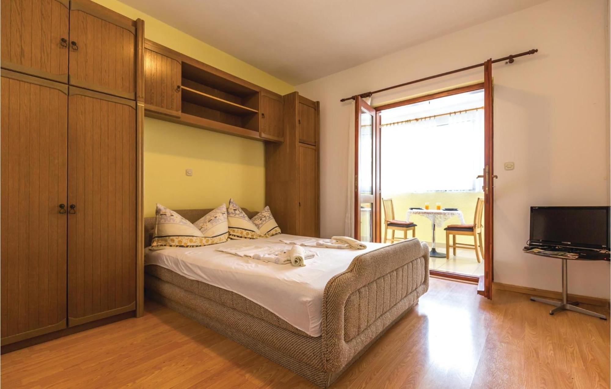 2 Bedroom Stunning Apartment In Makarska Apartment