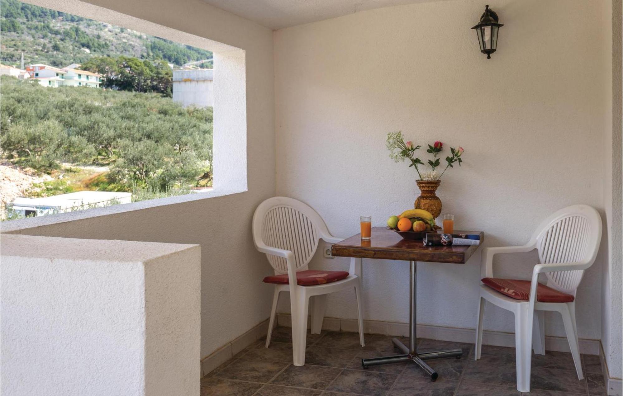 2 Bedroom Stunning Apartment In Makarska
